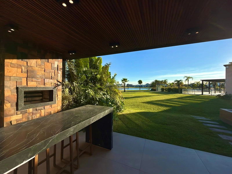 Sobrado de esquina em Xangri-Lá com 335,90 m², vista para o lago, living com pé-direito duplo, fire place e alto padrão construtivo.: 26ª foto da galeria de imagens do imóvel