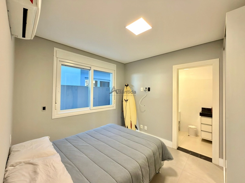 Sobrado de esquina em Xangri-Lá com 335,90 m², vista para o lago, living com pé-direito duplo, fire place e alto padrão construtivo.: 30ª foto da galeria de imagens do imóvel
