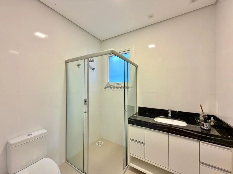 Sobrado de esquina em Xangri-Lá com 335,90 m², vista para o lago, living com pé-direito duplo, fire place e alto padrão construtivo.: 38ª foto da galeria de imagens do imóvel