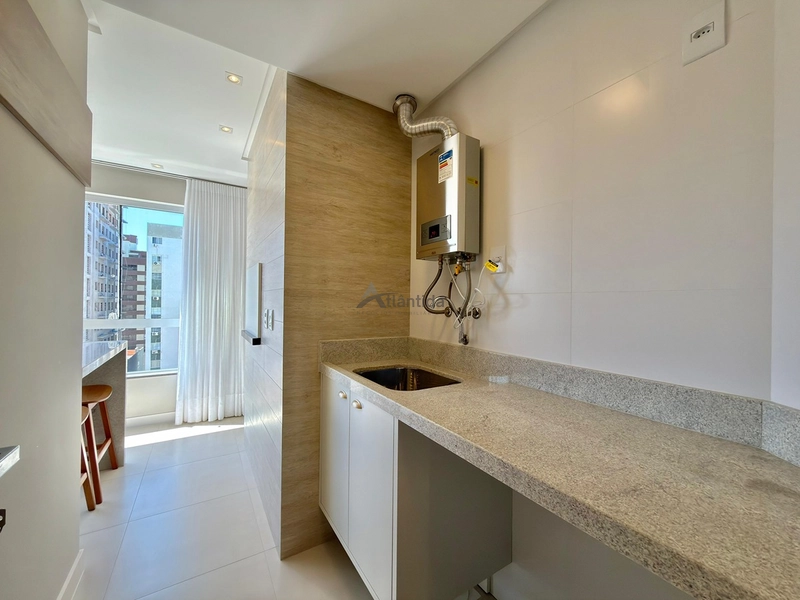 Apartamento decorado em Navegantes, com 2 dormitórios, sacada de frente com churrasqueira, sol da manhã, box, depósito e localização a 2 quadras do mar.: 18ª foto da galeria de imagens do imóvel