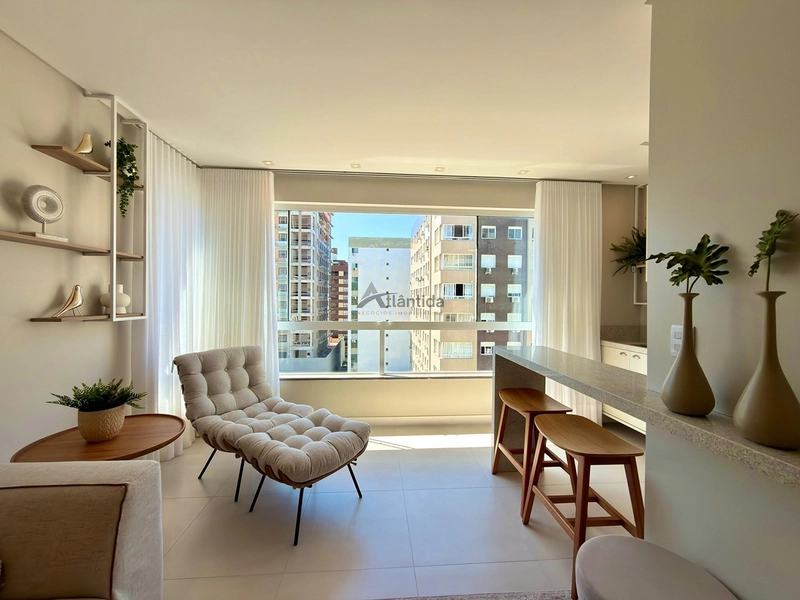 Apartamento decorado em Navegantes, com 2 dormitórios, sacada de frente com churrasqueira, sol da manhã, box, depósito e localização a 2 quadras do mar.: 24ª foto da galeria de imagens do imóvel