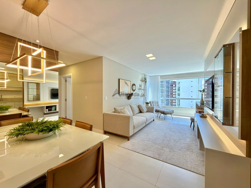 Apartamento decorado em Navegantes, com 2 dormitórios, sacada de frente com churrasqueira, sol da manhã, box, depósito e localização a 2 quadras do mar.: 5ª foto da galeria de imagens do imóvel