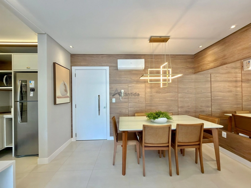 Apartamento decorado em Navegantes, com 2 dormitórios, sacada de frente com churrasqueira, sol da manhã, box, depósito e localização a 2 quadras do mar.: 23ª foto da galeria de imagens do imóvel