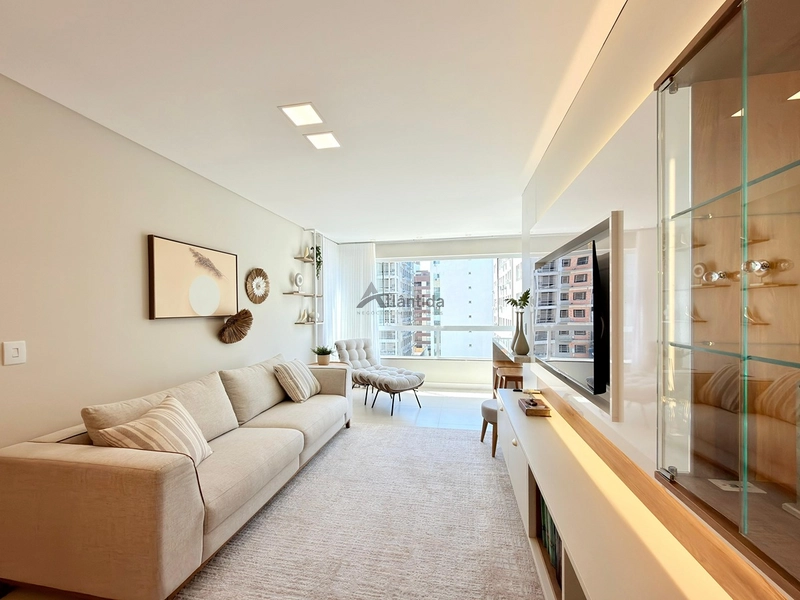 Apartamento decorado em Navegantes, com 2 dormitórios, sacada de frente com churrasqueira, sol da manhã, box, depósito e localização a 2 quadras do mar.: 14ª foto da galeria de imagens do imóvel