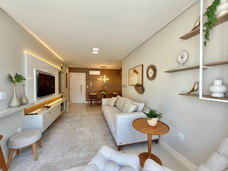 Apartamento decorado em Navegantes, com 2 dormitórios, sacada de frente com churrasqueira, sol da manhã, box, depósito e localização a 2 quadras do mar.: 6ª foto da galeria de imagens do imóvel