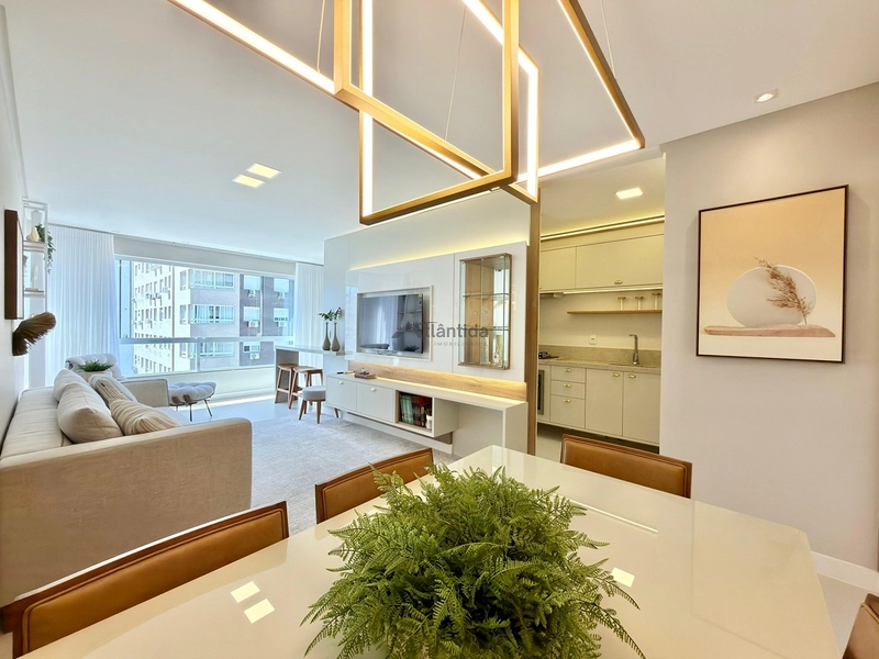 Apartamento decorado em Navegantes, com 2 dormitórios, sacada de frente com churrasqueira, sol da manhã, box, depósito e localização a 2 quadras do mar.: 4ª foto da galeria de imagens do imóvel