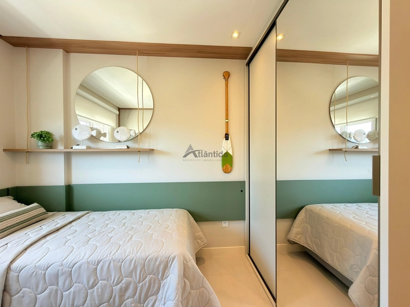 Apartamento decorado em Navegantes, com 2 dormitórios, sacada de frente com churrasqueira, sol da manhã, box, depósito e localização a 2 quadras do mar.: 26ª foto da galeria de imagens do imóvel