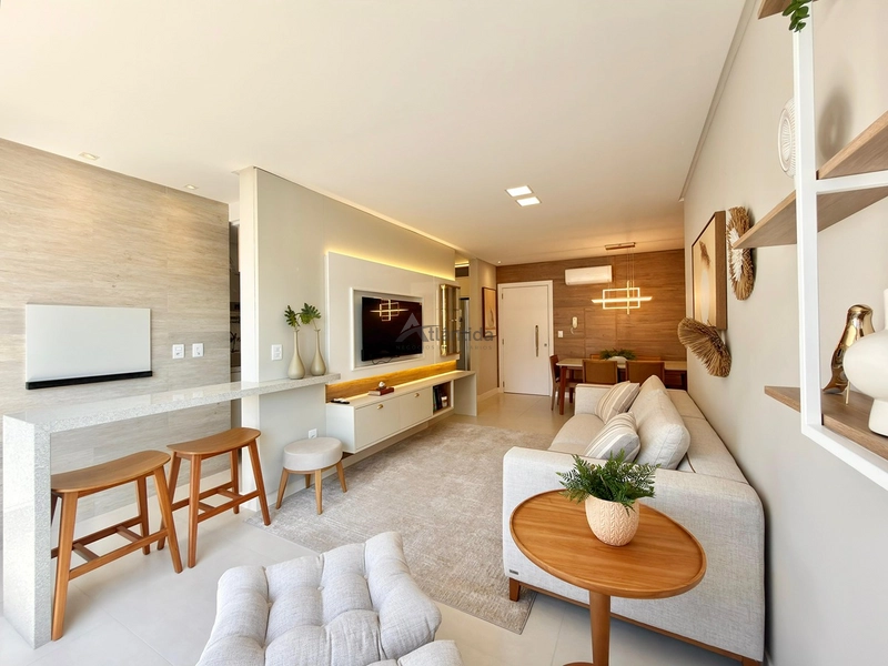 Apartamento decorado em Navegantes, com 2 dormitórios, sacada de frente com churrasqueira, sol da manhã, box, depósito e localização a 2 quadras do mar.: 3ª foto da galeria de imagens do imóvel