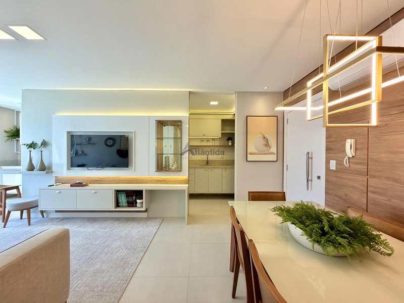 Apartamento decorado em Navegantes, com 2 dormitórios, sacada de frente com churrasqueira, sol da manhã, box, depósito e localização a 2 quadras do mar.: 9ª foto da galeria de imagens do imóvel