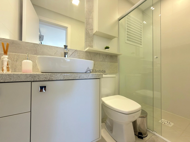 Apartamento decorado em Navegantes, com 2 dormitórios, sacada de frente com churrasqueira, sol da manhã, box, depósito e localização a 2 quadras do mar.: 7ª foto da galeria de imagens do imóvel