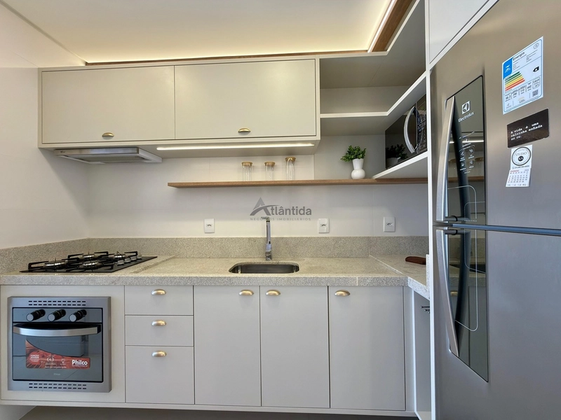 Apartamento decorado em Navegantes, com 2 dormitórios, sacada de frente com churrasqueira, sol da manhã, box, depósito e localização a 2 quadras do mar.: 20ª foto da galeria de imagens do imóvel