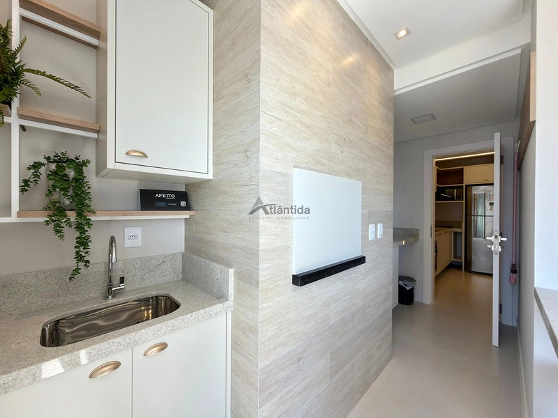 Apartamento decorado em Navegantes, com 2 dormitórios, sacada de frente com churrasqueira, sol da manhã, box, depósito e localização a 2 quadras do mar.: 19ª foto da galeria de imagens do imóvel