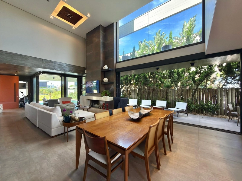 Sobrado no Condomínio A Beira Mar com 423 m², 5 suítes, living em 4 ambientes com pé-direito duplo, espaço gourmet e totalmente mobiliado e decorado.: 2ª foto da galeria de imagens do imóvel