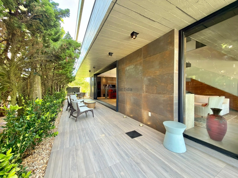 Sobrado no Condomínio A Beira Mar com 423 m², 5 suítes, living em 4 ambientes com pé-direito duplo, espaço gourmet e totalmente mobiliado e decorado.: 51ª foto da galeria de imagens do imóvel