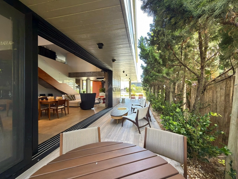 Sobrado no Condomínio A Beira Mar com 423 m², 5 suítes, living em 4 ambientes com pé-direito duplo, espaço gourmet e totalmente mobiliado e decorado.: 52ª foto da galeria de imagens do imóvel