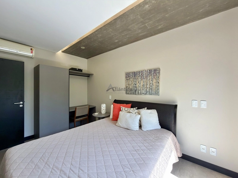 Sobrado no Condomínio A Beira Mar com 423 m², 5 suítes, living em 4 ambientes com pé-direito duplo, espaço gourmet e totalmente mobiliado e decorado.: 26ª foto da galeria de imagens do imóvel