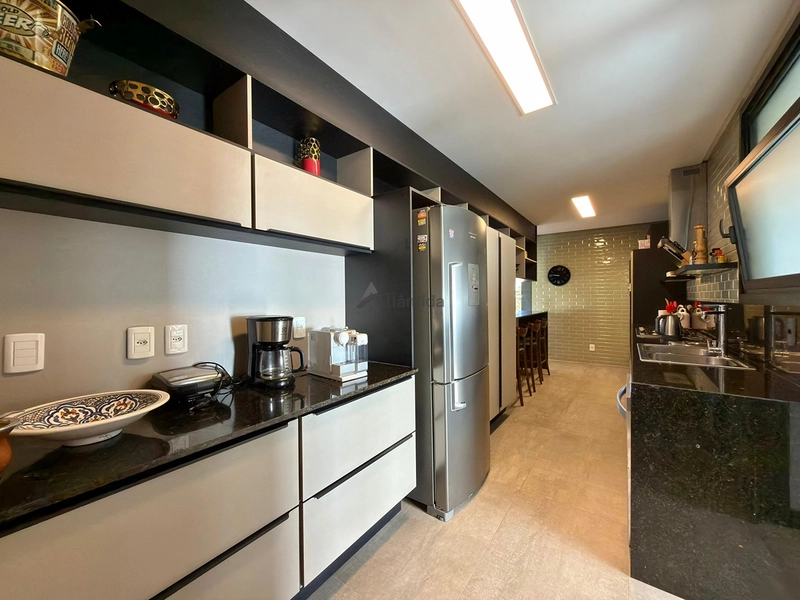 Sobrado no Condomínio A Beira Mar com 423 m², 5 suítes, living em 4 ambientes com pé-direito duplo, espaço gourmet e totalmente mobiliado e decorado.: 21ª foto da galeria de imagens do imóvel