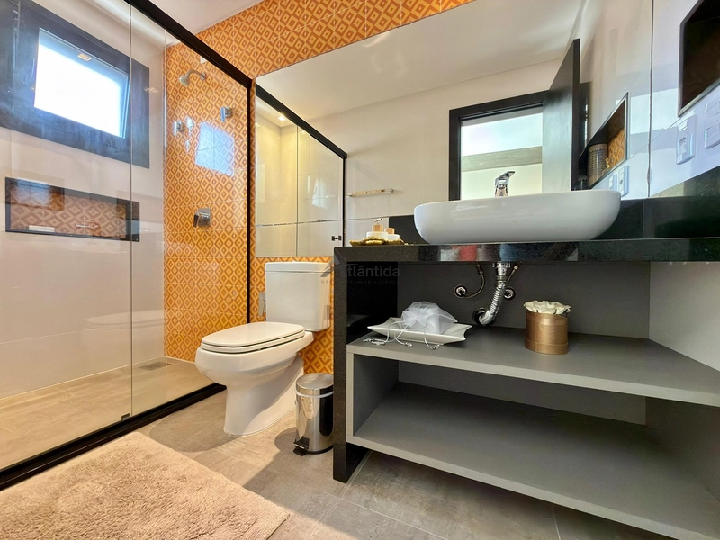 Sobrado no Condomínio A Beira Mar com 423 m², 5 suítes, living em 4 ambientes com pé-direito duplo, espaço gourmet e totalmente mobiliado e decorado.: 27ª foto da galeria de imagens do imóvel