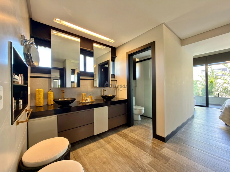 Sobrado no Condomínio A Beira Mar com 423 m², 5 suítes, living em 4 ambientes com pé-direito duplo, espaço gourmet e totalmente mobiliado e decorado.: 37ª foto da galeria de imagens do imóvel
