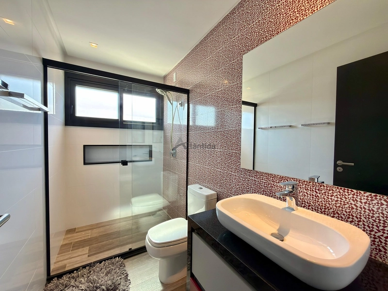 Sobrado no Condomínio A Beira Mar com 423 m², 5 suítes, living em 4 ambientes com pé-direito duplo, espaço gourmet e totalmente mobiliado e decorado.: 35ª foto da galeria de imagens do imóvel