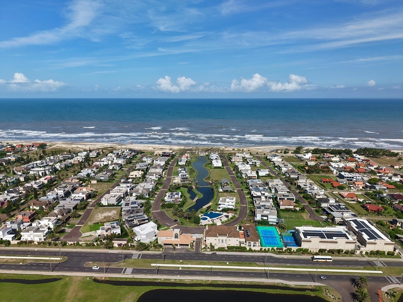 Sobrado no Condomínio A Beira Mar com 423 m², 5 suítes, living em 4 ambientes com pé-direito duplo, espaço gourmet e totalmente mobiliado e decorado.: 13ª foto da galeria de imagens do imóvel