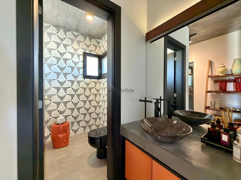 Sobrado no Condomínio A Beira Mar com 423 m², 5 suítes, living em 4 ambientes com pé-direito duplo, espaço gourmet e totalmente mobiliado e decorado.: 24ª foto da galeria de imagens do imóvel