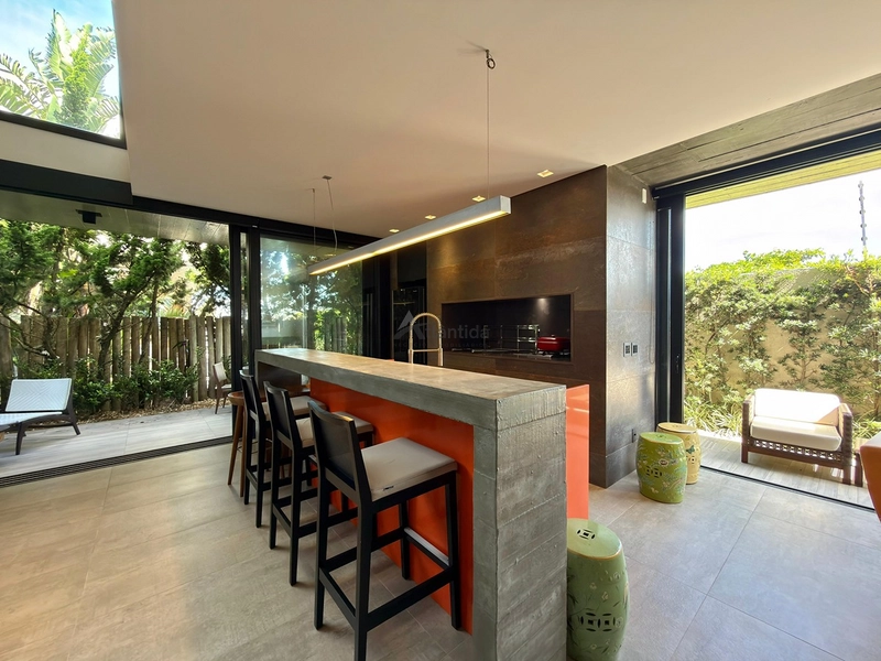 Sobrado no Condomínio A Beira Mar com 423 m², 5 suítes, living em 4 ambientes com pé-direito duplo, espaço gourmet e totalmente mobiliado e decorado.: 45ª foto da galeria de imagens do imóvel