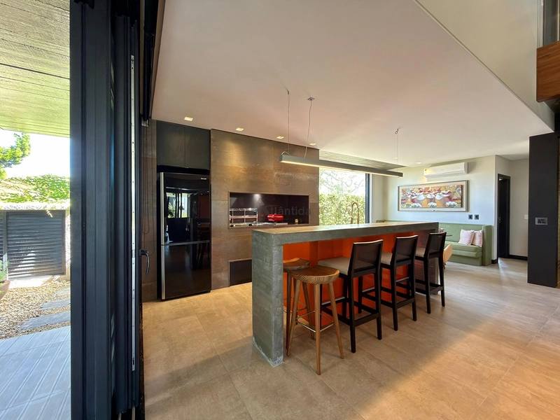 Sobrado no Condomínio A Beira Mar com 423 m², 5 suítes, living em 4 ambientes com pé-direito duplo, espaço gourmet e totalmente mobiliado e decorado.: 53ª foto da galeria de imagens do imóvel