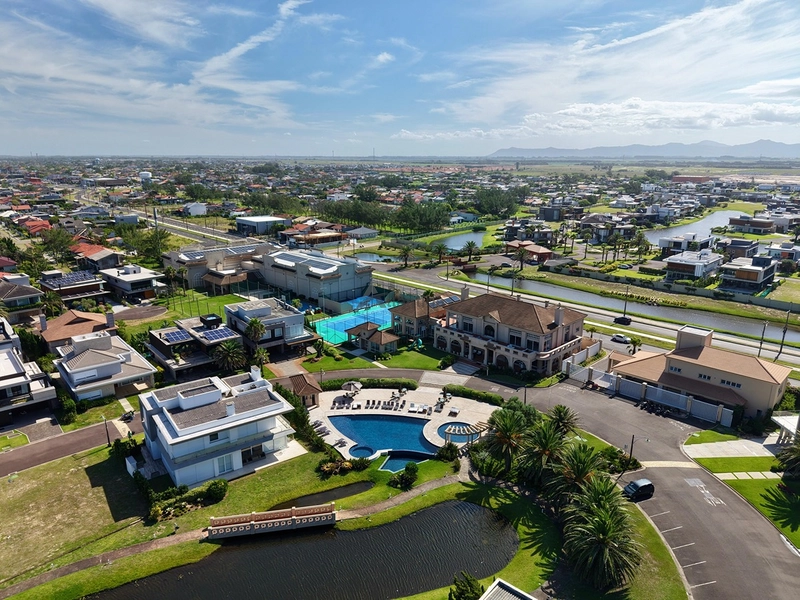 Sobrado no Condomínio A Beira Mar com 423 m², 5 suítes, living em 4 ambientes com pé-direito duplo, espaço gourmet e totalmente mobiliado e decorado.: 15ª foto da galeria de imagens do imóvel