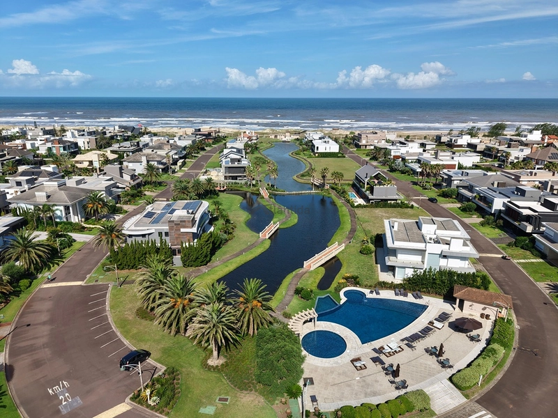 Sobrado no Condomínio A Beira Mar com 423 m², 5 suítes, living em 4 ambientes com pé-direito duplo, espaço gourmet e totalmente mobiliado e decorado.: 14ª foto da galeria de imagens do imóvel