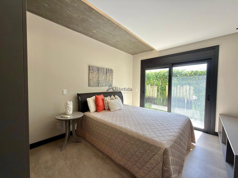 Sobrado no Condomínio A Beira Mar com 423 m², 5 suítes, living em 4 ambientes com pé-direito duplo, espaço gourmet e totalmente mobiliado e decorado.: 25ª foto da galeria de imagens do imóvel