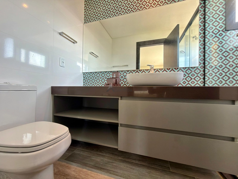 Sobrado no Condomínio A Beira Mar com 423 m², 5 suítes, living em 4 ambientes com pé-direito duplo, espaço gourmet e totalmente mobiliado e decorado.: 30ª foto da galeria de imagens do imóvel