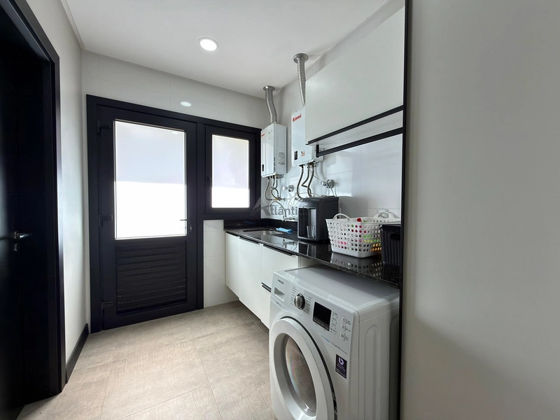 Sobrado no Condomínio A Beira Mar com 423 m², 5 suítes, living em 4 ambientes com pé-direito duplo, espaço gourmet e totalmente mobiliado e decorado.: 22ª foto da galeria de imagens do imóvel