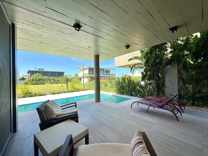 Sobrado no Condomínio A Beira Mar com 423 m², 5 suítes, living em 4 ambientes com pé-direito duplo, espaço gourmet e totalmente mobiliado e decorado.: 41ª foto da galeria de imagens do imóvel