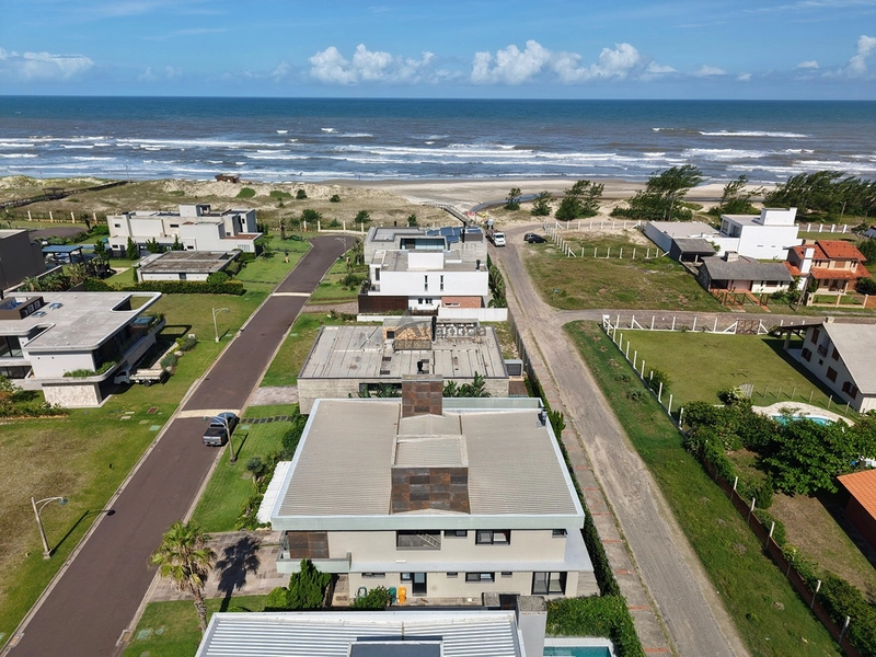 Sobrado no Condomínio A Beira Mar com 423 m², 5 suítes, living em 4 ambientes com pé-direito duplo, espaço gourmet e totalmente mobiliado e decorado.: 3ª foto da galeria de imagens do imóvel