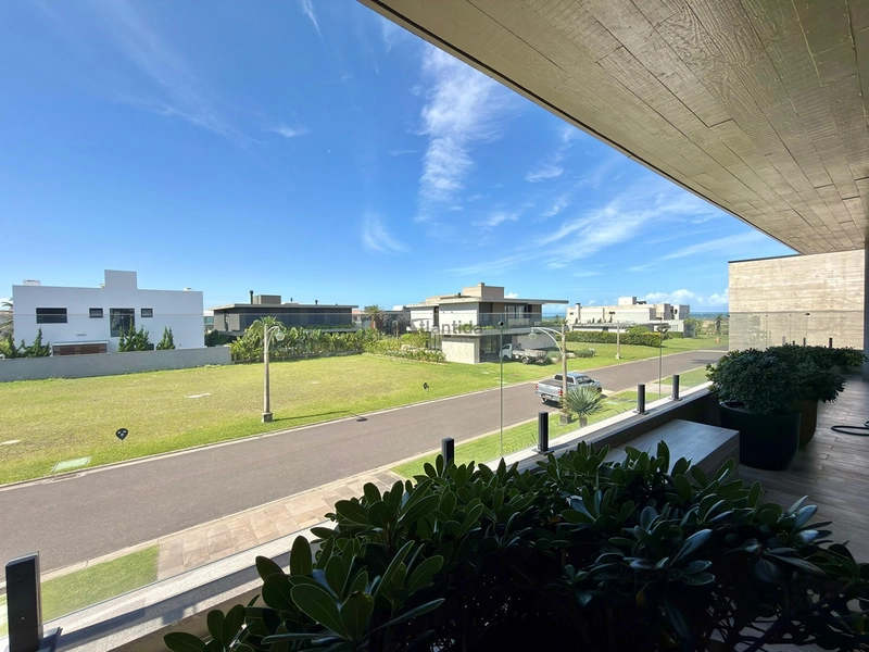 Sobrado no Condomínio A Beira Mar com 423 m², 5 suítes, living em 4 ambientes com pé-direito duplo, espaço gourmet e totalmente mobiliado e decorado.: 7ª foto da galeria de imagens do imóvel