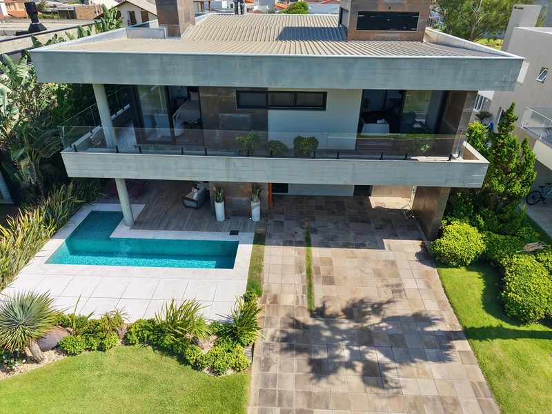 Sobrado no Condomínio A Beira Mar com 423 m², 5 suítes, living em 4 ambientes com pé-direito duplo, espaço gourmet e totalmente mobiliado e decorado.: 4ª foto da galeria de imagens do imóvel