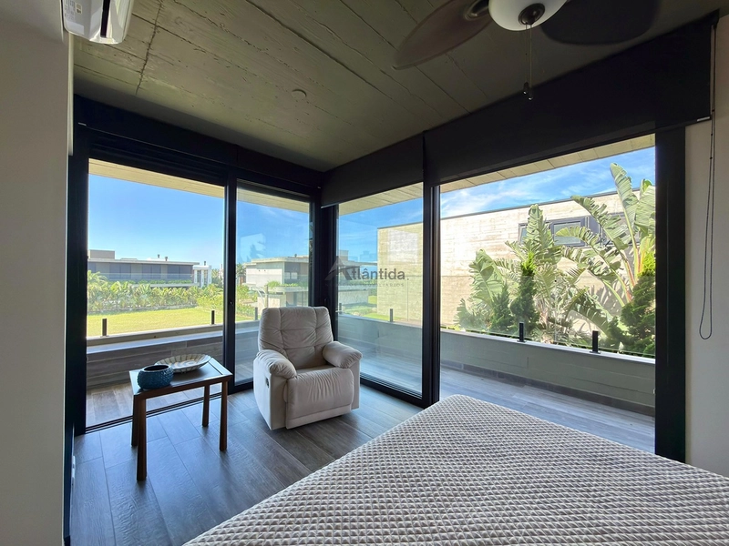 Sobrado no Condomínio A Beira Mar com 423 m², 5 suítes, living em 4 ambientes com pé-direito duplo, espaço gourmet e totalmente mobiliado e decorado.: 5ª foto da galeria de imagens do imóvel
