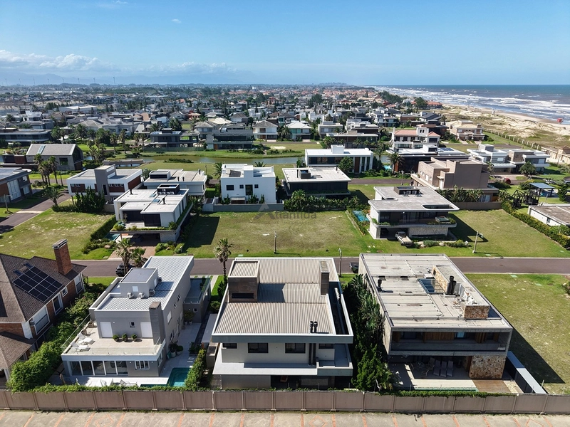 Sobrado no Condomínio A Beira Mar com 423 m², 5 suítes, living em 4 ambientes com pé-direito duplo, espaço gourmet e totalmente mobiliado e decorado.: 17ª foto da galeria de imagens do imóvel