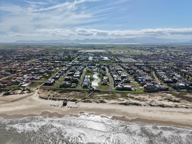 Sobrado no Condomínio A Beira Mar com 423 m², 5 suítes, living em 4 ambientes com pé-direito duplo, espaço gourmet e totalmente mobiliado e decorado.: 16ª foto da galeria de imagens do imóvel