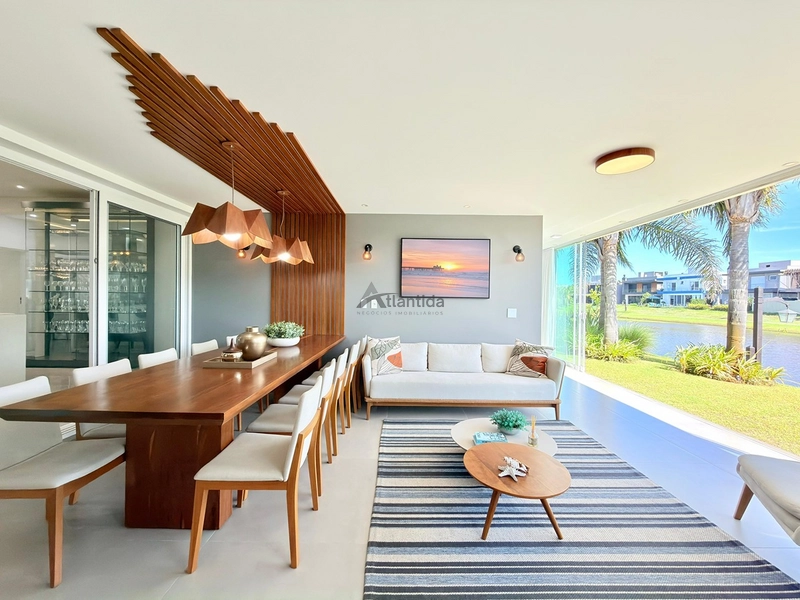 Casa térrea mobiliada no Capão Ilhas Resort com 210 m², espaço gourmet, lareira e ambientes integrados.: 3ª foto da galeria de imagens do imóvel