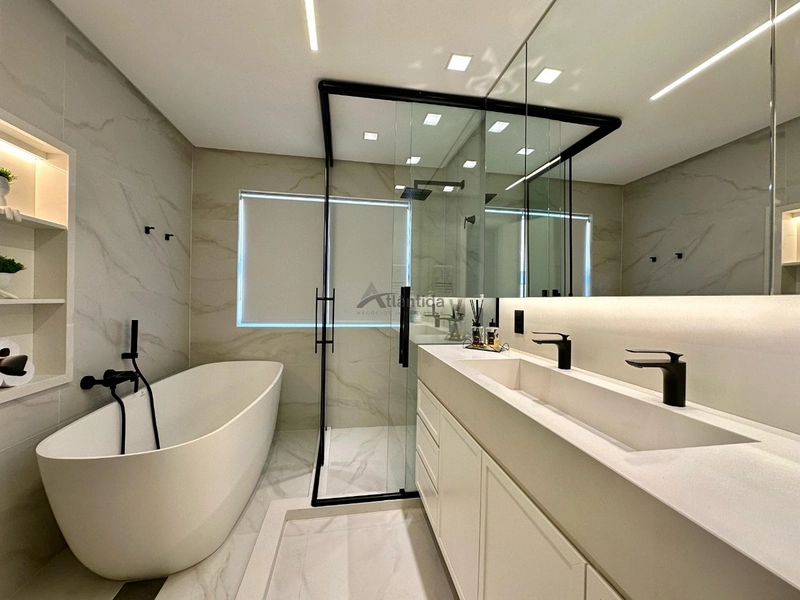 Apartamento beira-mar com vista eterna para o mar, 3 dormitórios, sacada com churrasqueira, hall privativo e 117 m² privativos, totalmente mobiliado e decorado.: 24ª foto da galeria de imagens do imóvel