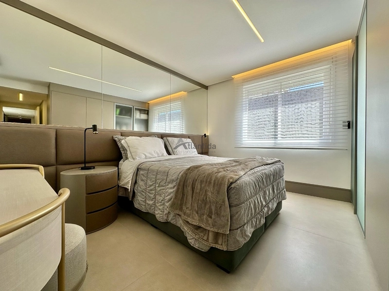 Apartamento beira-mar com vista eterna para o mar, 3 dormitórios, sacada com churrasqueira, hall privativo e 117 m² privativos, totalmente mobiliado e decorado.: 4ª foto da galeria de imagens do imóvel