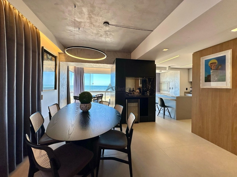Apartamento beira-mar com vista eterna para o mar, 3 dormitórios, sacada com churrasqueira, hall privativo e 117 m² privativos, totalmente mobiliado e decorado.: 10ª foto da galeria de imagens do imóvel