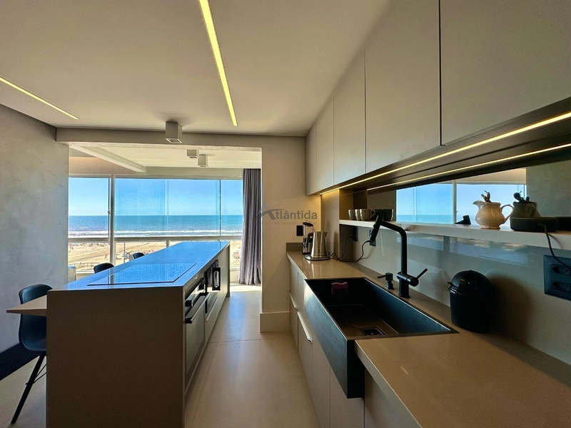 Apartamento beira-mar com vista eterna para o mar, 3 dormitórios, sacada com churrasqueira, hall privativo e 117 m² privativos, totalmente mobiliado e decorado.: 3ª foto da galeria de imagens do imóvel