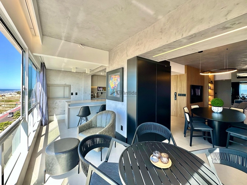 Apartamento beira-mar com vista eterna para o mar, 3 dormitórios, sacada com churrasqueira, hall privativo e 117 m² privativos, totalmente mobiliado e decorado.: 2ª foto da galeria de imagens do imóvel