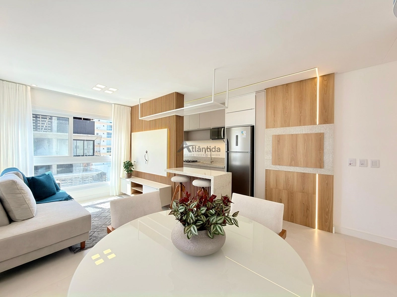 Apartamento mobiliado e decorado na Zona Nova, com 2 suítes, lavabo, amplo living integrado, box e infraestrutura com piscina, salão de festas e área kids, a poucos passos do mar.: 25ª foto da galeria de imagens do imóvel