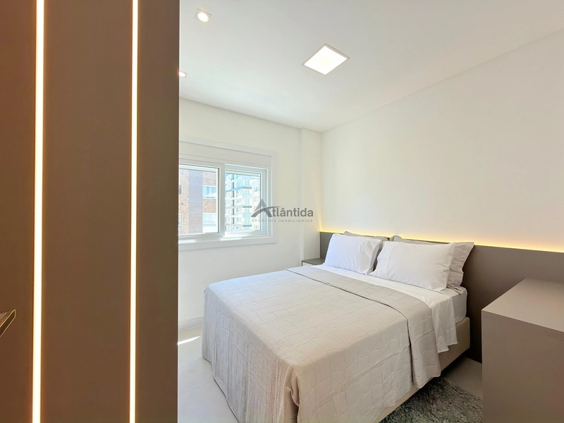 Apartamento mobiliado e decorado na Zona Nova, com 2 suítes, lavabo, amplo living integrado, box e infraestrutura com piscina, salão de festas e área kids, a poucos passos do mar.: 18ª foto da galeria de imagens do imóvel