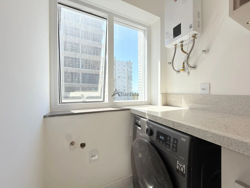 Apartamento mobiliado e decorado na Zona Nova, com 2 suítes, lavabo, amplo living integrado, box e infraestrutura com piscina, salão de festas e área kids, a poucos passos do mar.: 8ª foto da galeria de imagens do imóvel