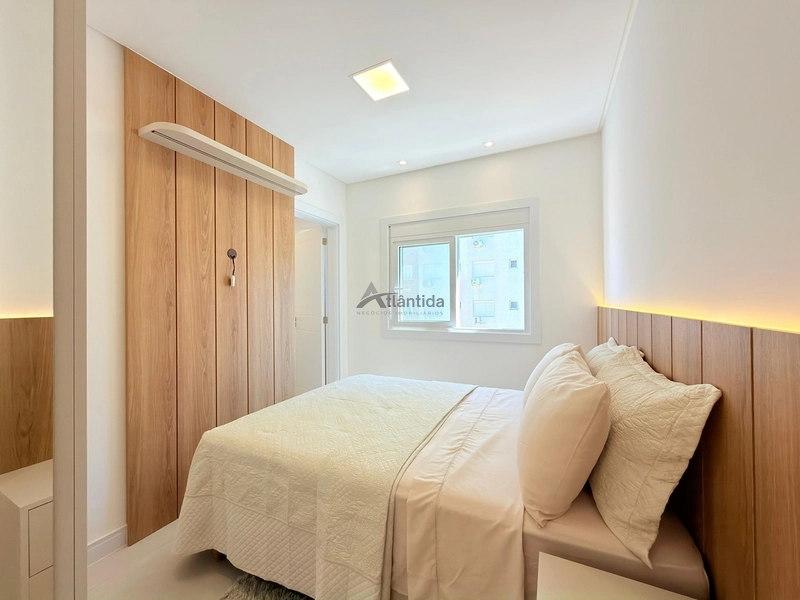 Apartamento mobiliado e decorado na Zona Nova, com 2 suítes, lavabo, amplo living integrado, box e infraestrutura com piscina, salão de festas e área kids, a poucos passos do mar.: 22ª foto da galeria de imagens do imóvel